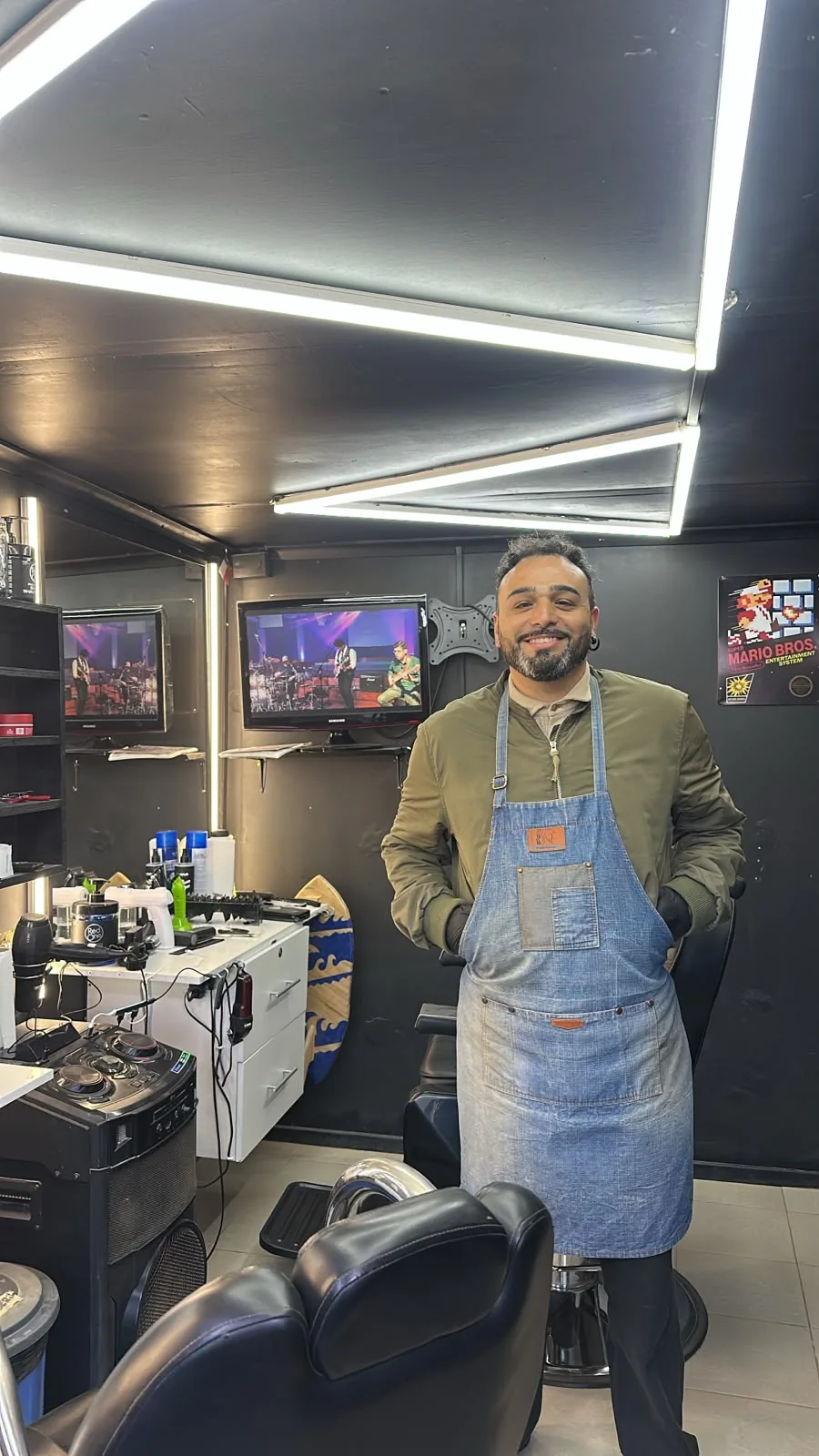 El dueño de The Nations en su barbería de Pichilemu